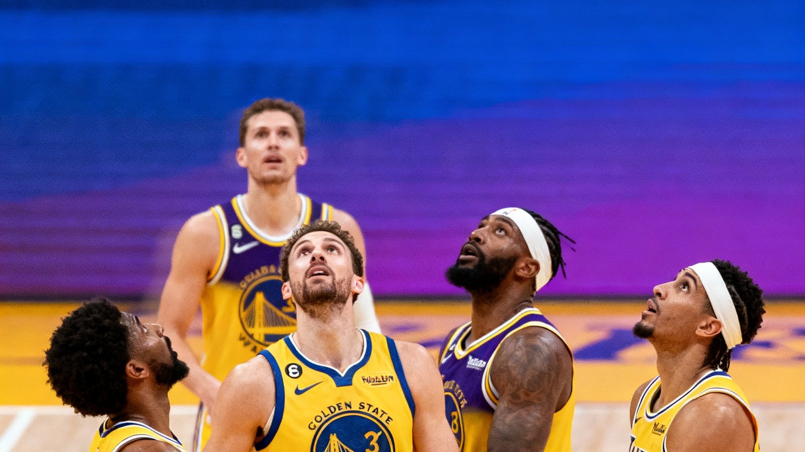 金州勇士对阵洛杉矶湖人的NBA常规赛精彩回放缩略图，篮球在空中划出弧线飞向篮筐，球员们抬头注视着球的轨迹